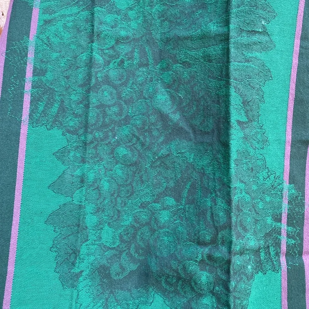 Williams Sonoma kitchen towel “Grapes”